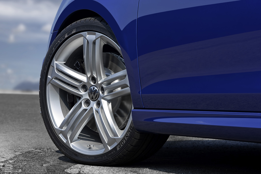 Serienmäßig ist der Golf R auf 18-Zöllern mit 225er-Reifen unterwegs. 