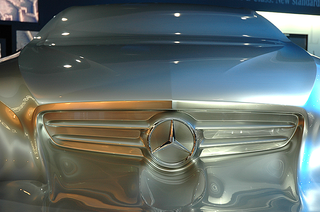 Skulptur statt Showcar: Sie gehörte mit zum Blickfang bei Mercedes.