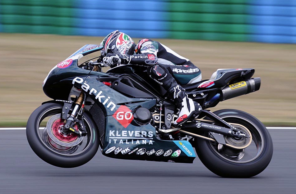 Triumph baut Rennsport-Engagement aus