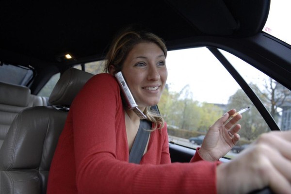 Umfrage: Jeder Fünfte telefoniert im Auto ohne Freisprechanlage 