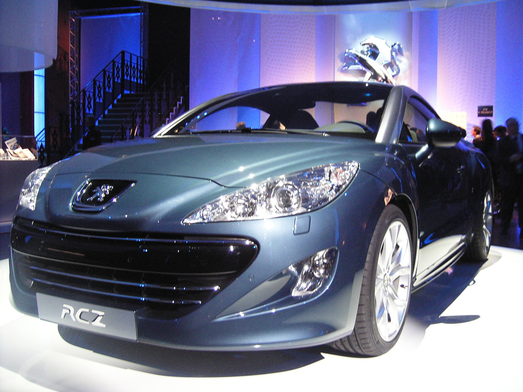 Unter dem neuen Löwen-Emblem fährt Peugeots neues RCZ-Coupé vor.
