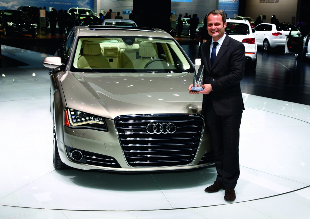 Wolfgang Josef Egger, Leiter Design im Audi-Konzern, nimmt den Award in Detroit entgegen.
