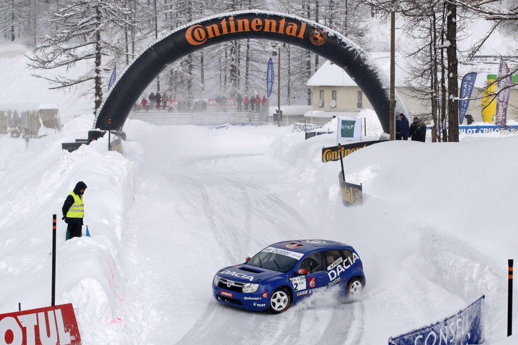 Alain Prost mit Dacia Duster erfolgreich bei Eisrennen Trophée Andros 2010