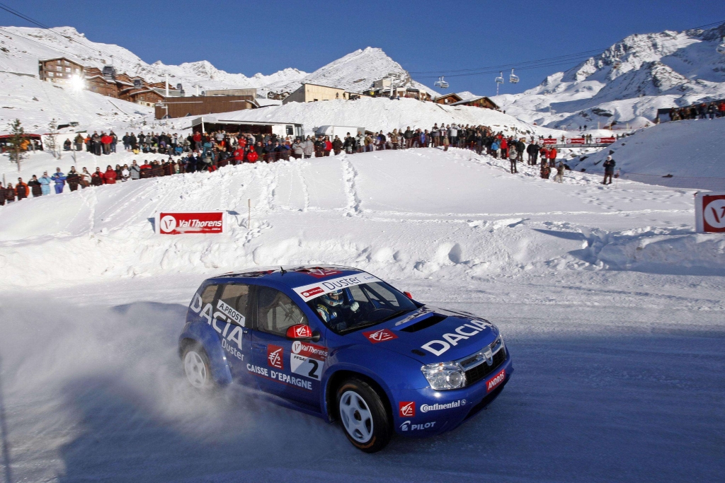 Alain Prost mit Dacia Duster erfolgreich bei Eisrennen Trophée Andros 2010