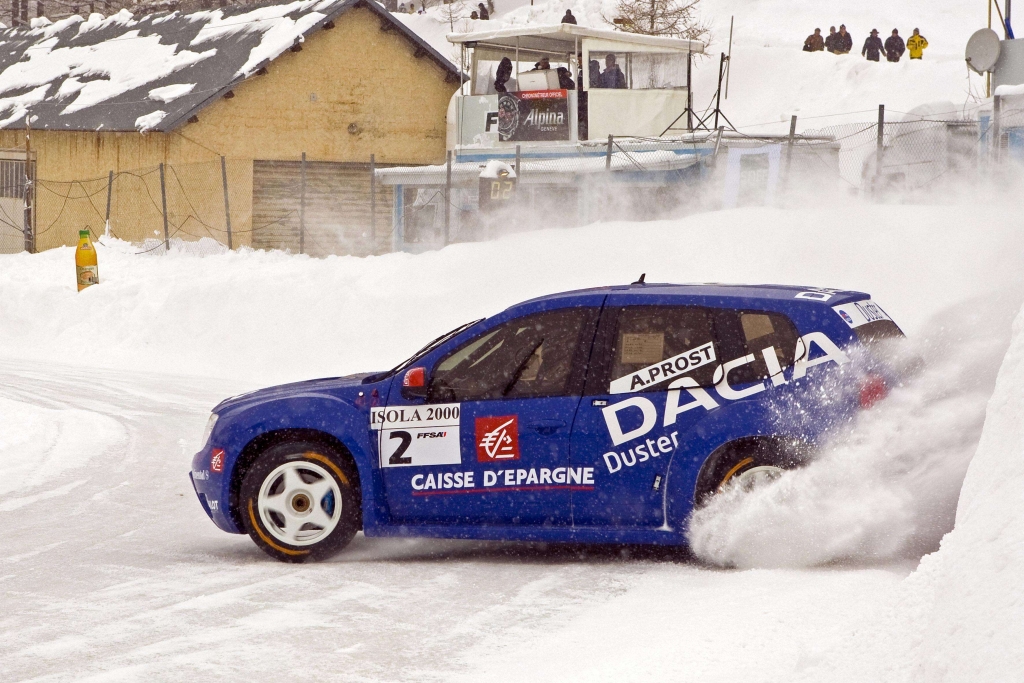 Alain Prost mit Dacia Duster erfolgreich bei Eisrennen Trophée Andros 2010