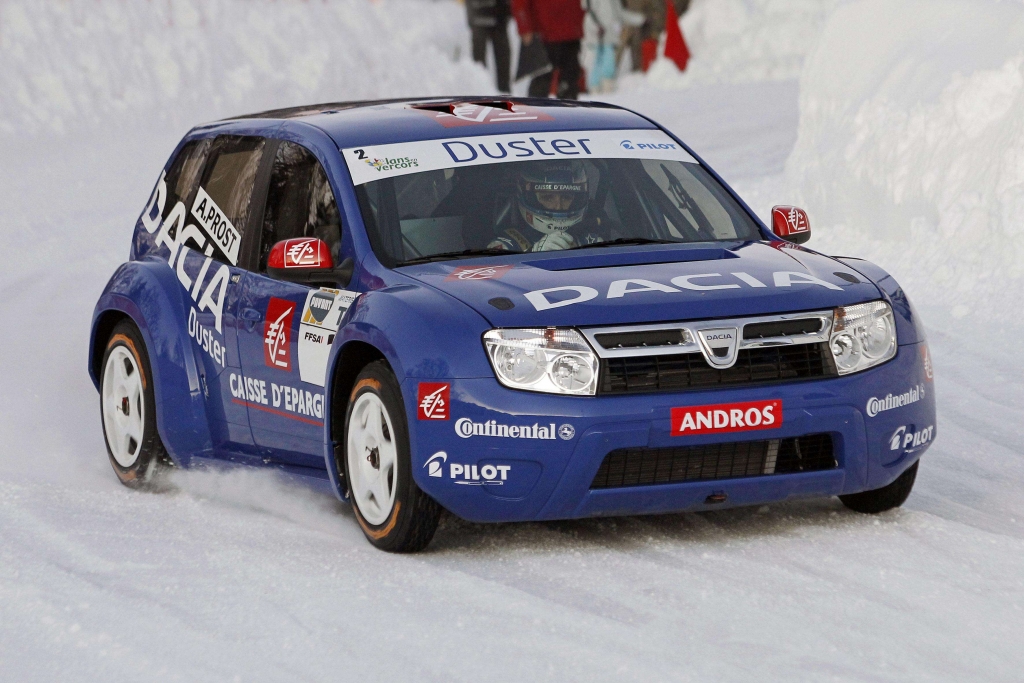 Alain Prost mit Dacia Duster erfolgreich bei Eisrennen Trophée Andros 2010