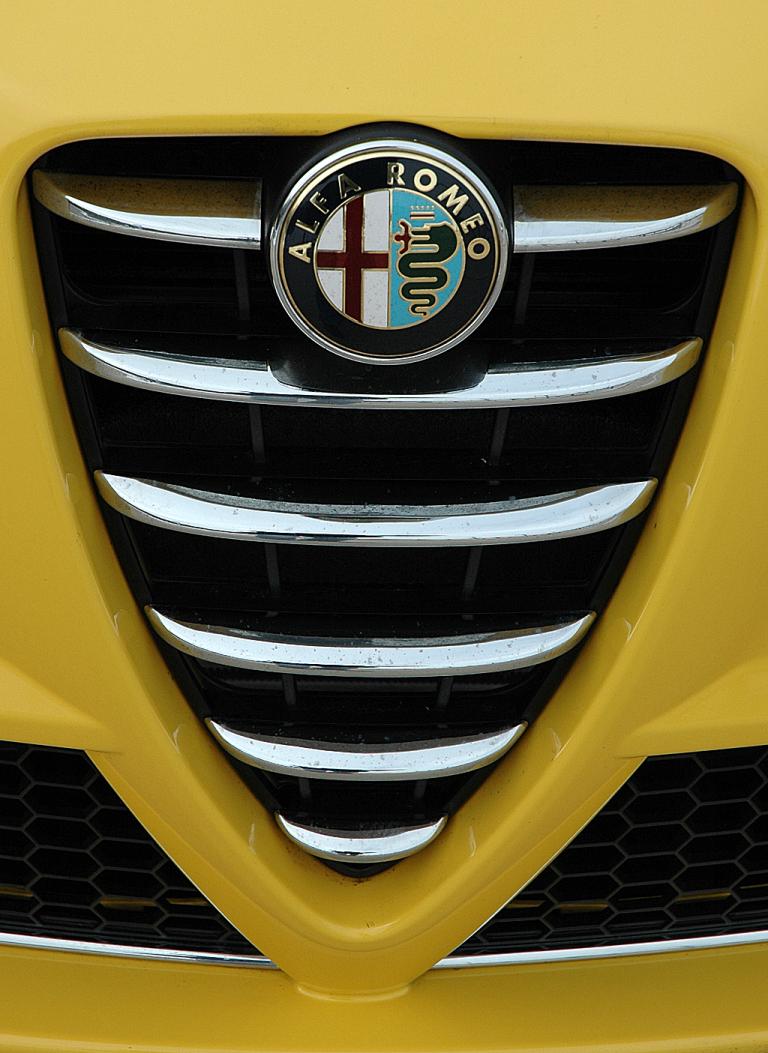 Alfa Romeo Mito Quadrifoglio Verde: Kühlergrill mit Alfa-Emblem. 