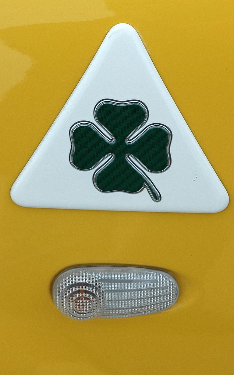 Alfa Romeo Mito Quadrifoglio Verde: Kleeblatt-Logo an der Seite. 