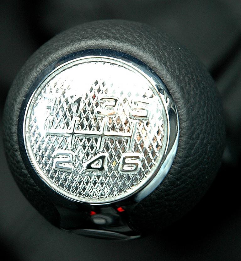 Alfa Romeo Mito Quadrifoglio Verde: Sportlicher Schaltknauf. 
