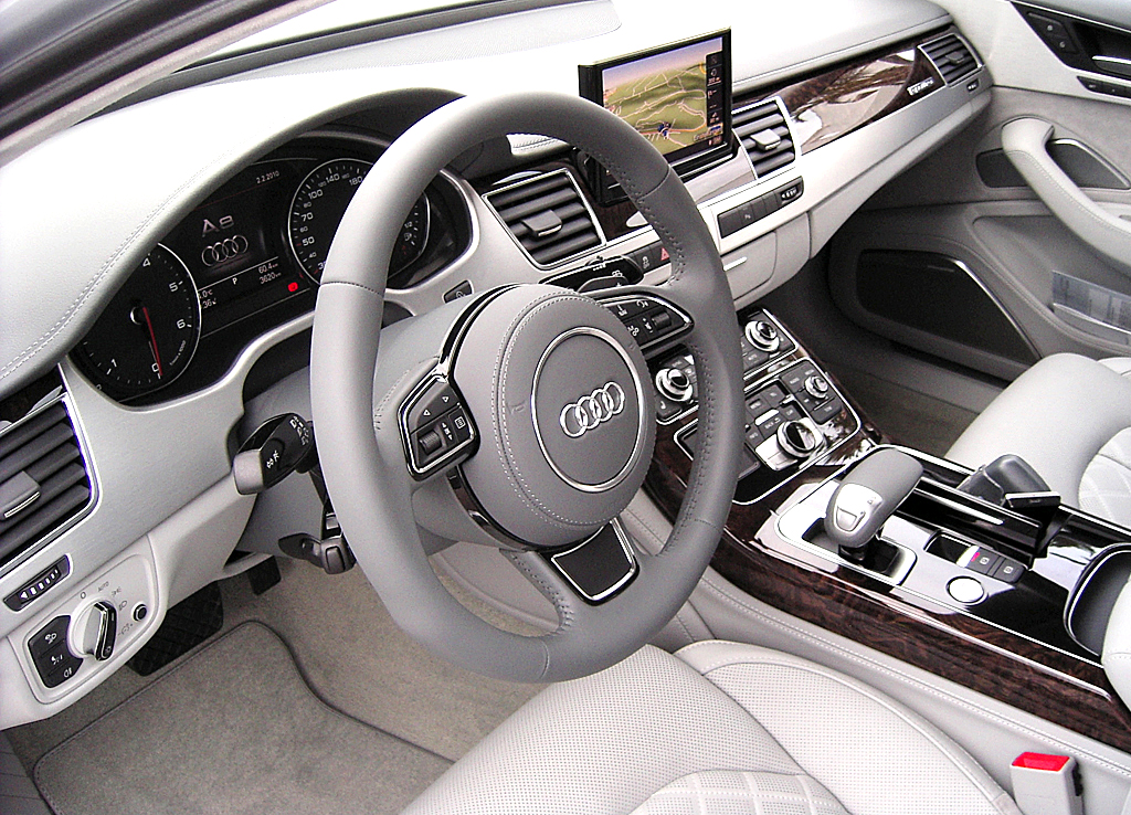 Audis neuer A8: Blick ins Cockpit. 