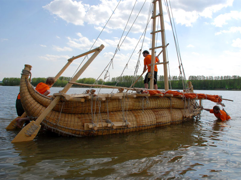 Beach & Boat 2010: Schilfboot geht in Leipzig vor Anker