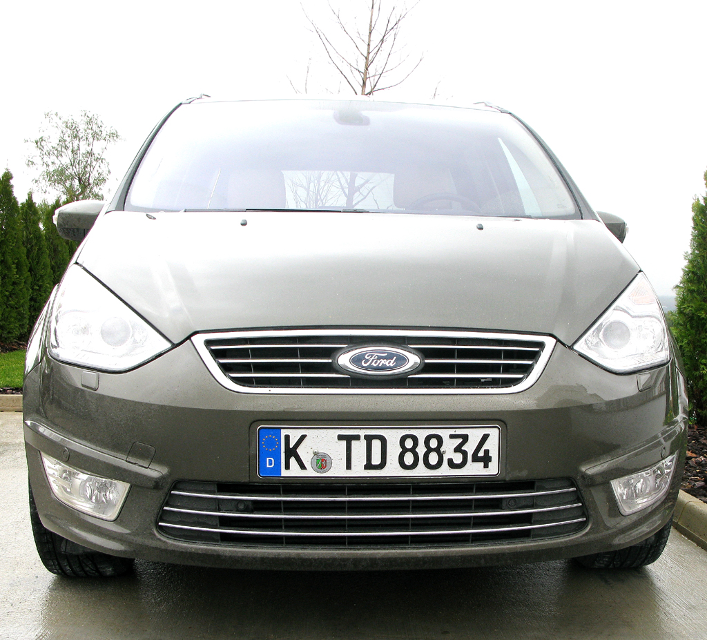 Bei der Neuauflage des Familien-Ford ist die Motorhaube stärker konturiert. 