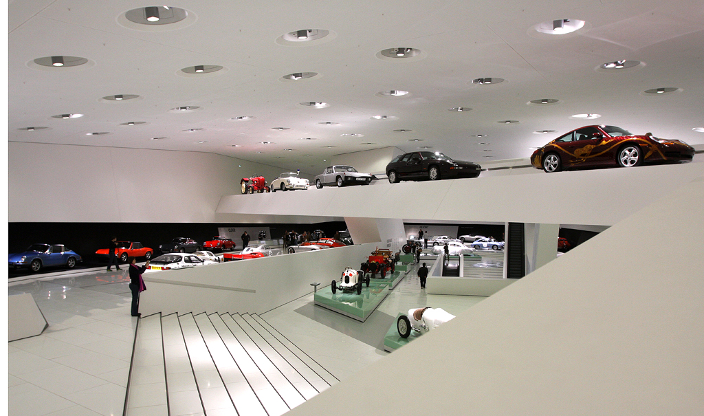 Blick ins Innere mit der Ausstellung im zweiten Obergeschoss. 
