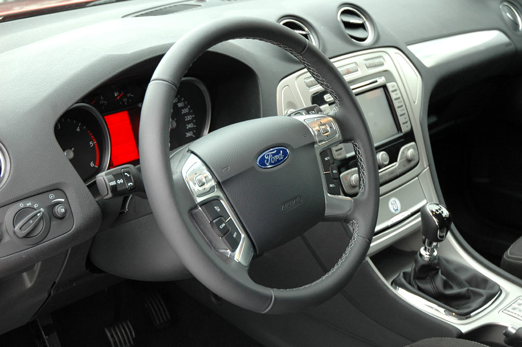 Das Cockpit im wertigen Innenraum ist übersichtlich-funktionell gehalten. 