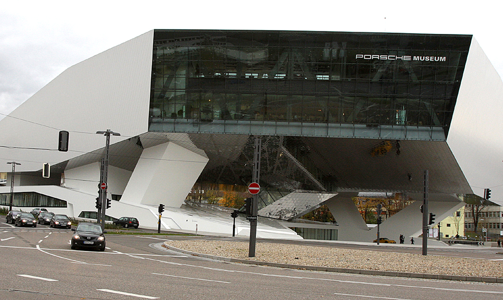 Das Porsche-Museum steht direkt sich am Porscheplatz in Zuffenhausen.