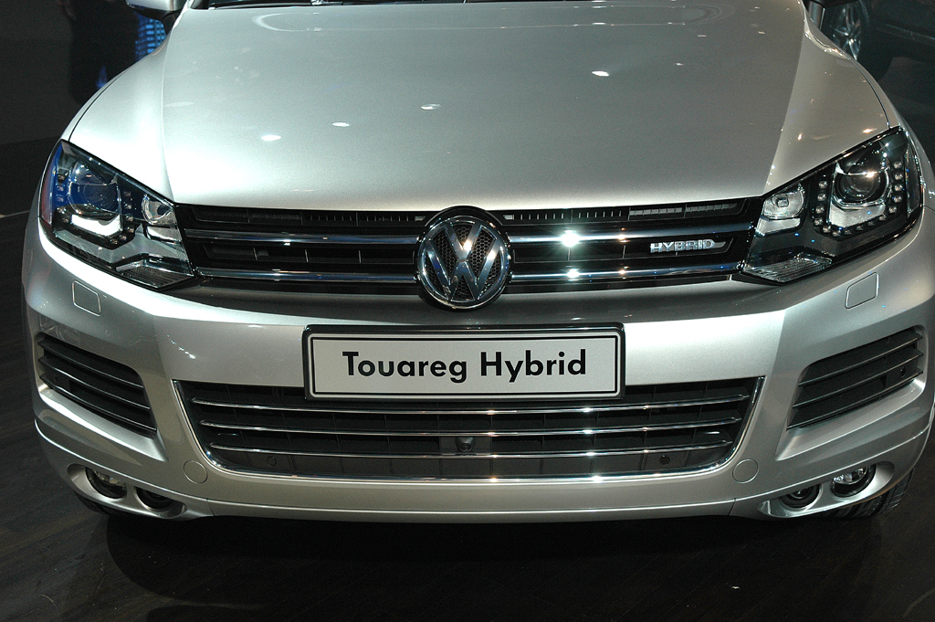 Das Touareg-Frontdesign ist ganz im Stil der neuen VW-Designsprache gehalten. 