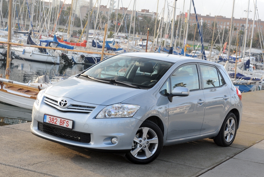 Der Auris aufgefrischt. Er wird Toyotas erster in Europa gebauter Hybrid. 