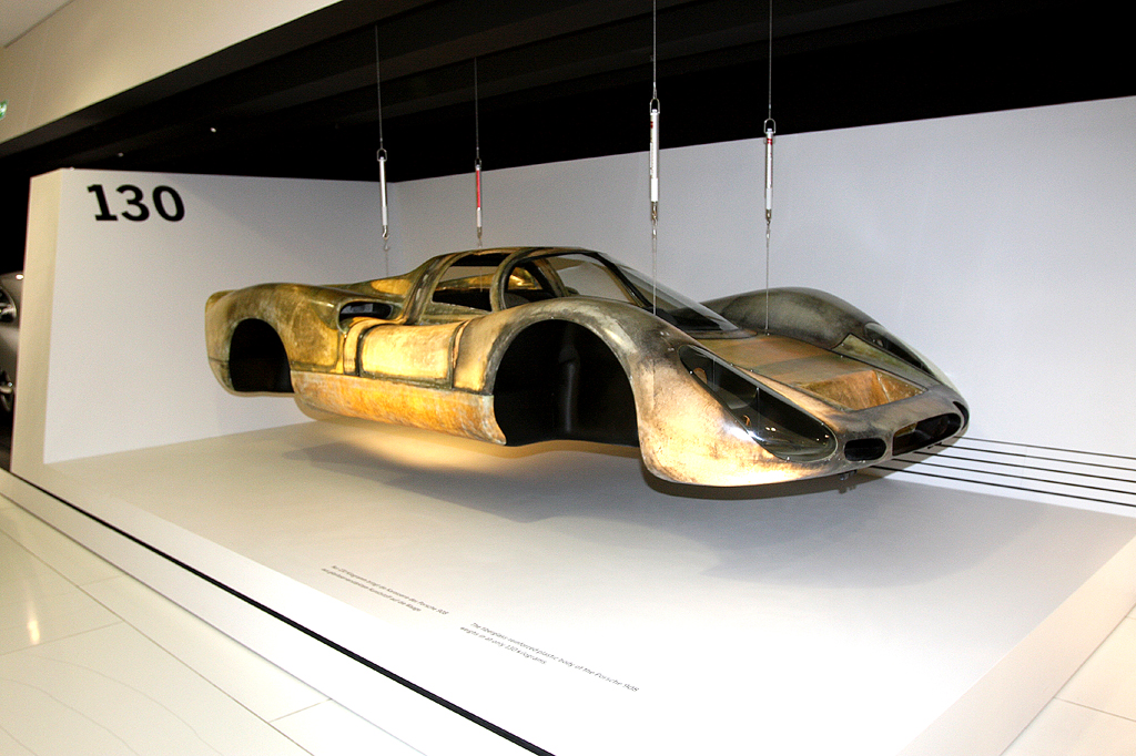 Der obere Teil der Karosserie dieses Porsches scheint zu schweben. 