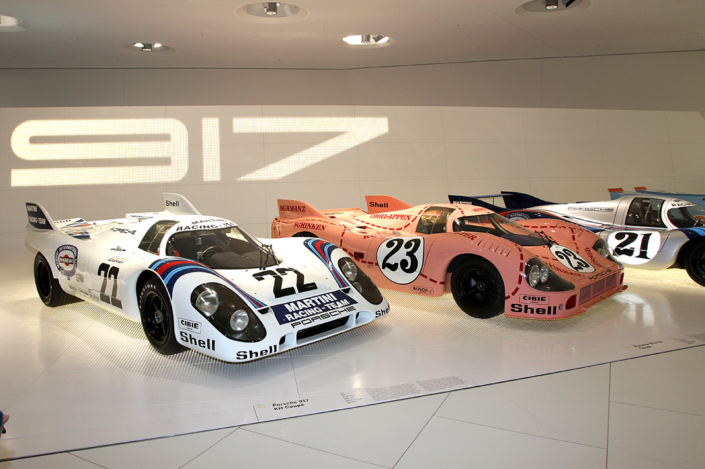 Die Porsche 917 mit Zwölfzylinder-Turbo sind Hochleistungsrennwagen. 