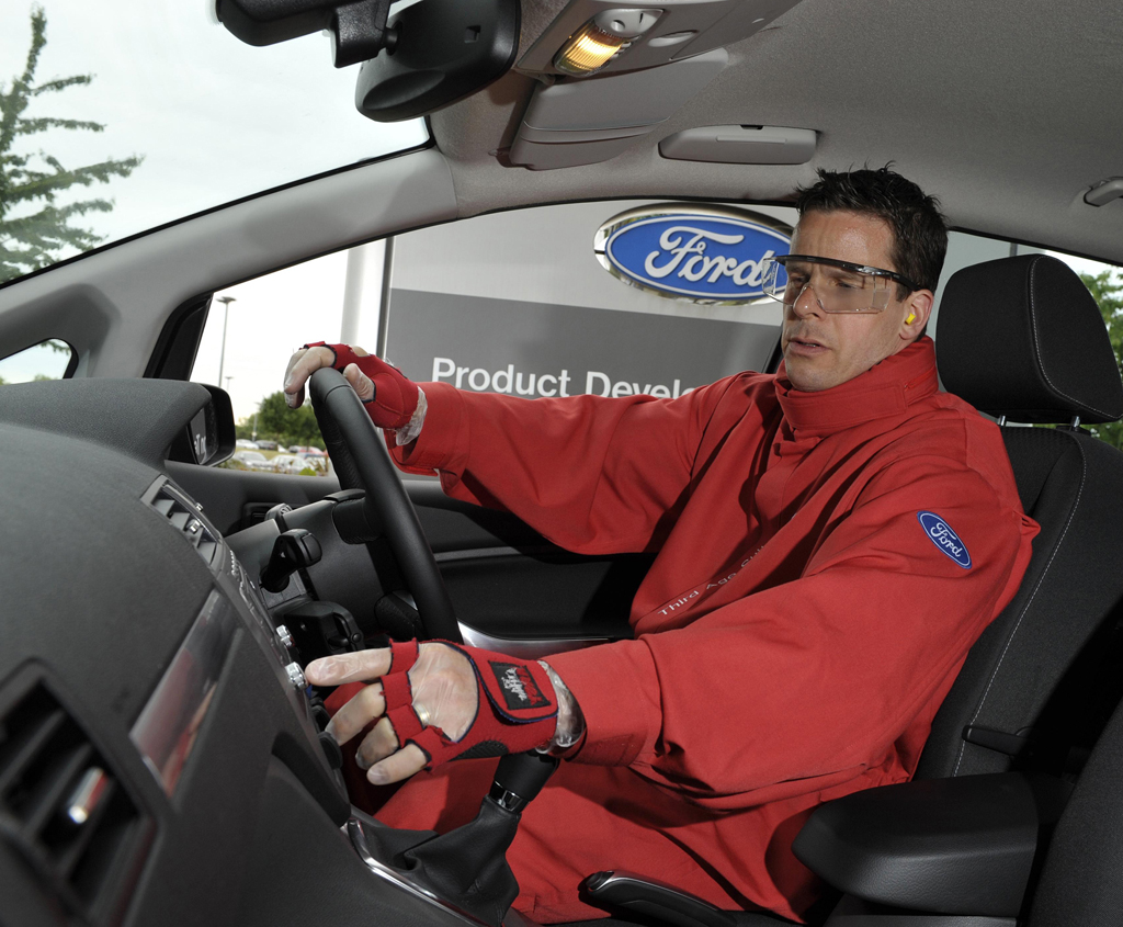 Ein Ford-Ingenieur im Altersanzug. 