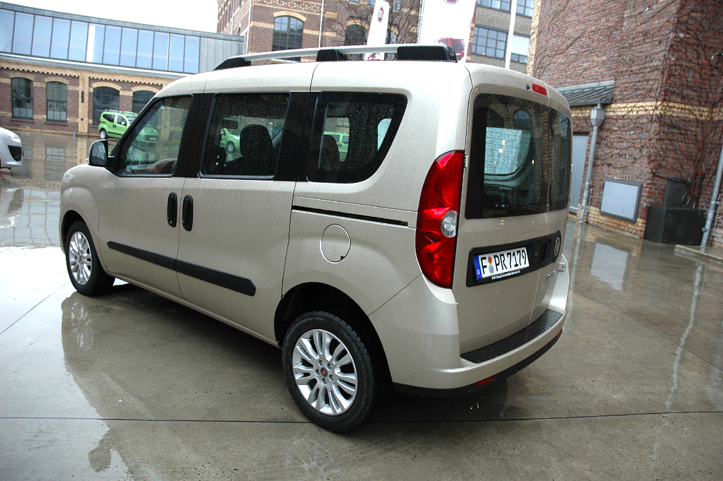 Fiat Doblò: Heck-/Seitenansicht. 