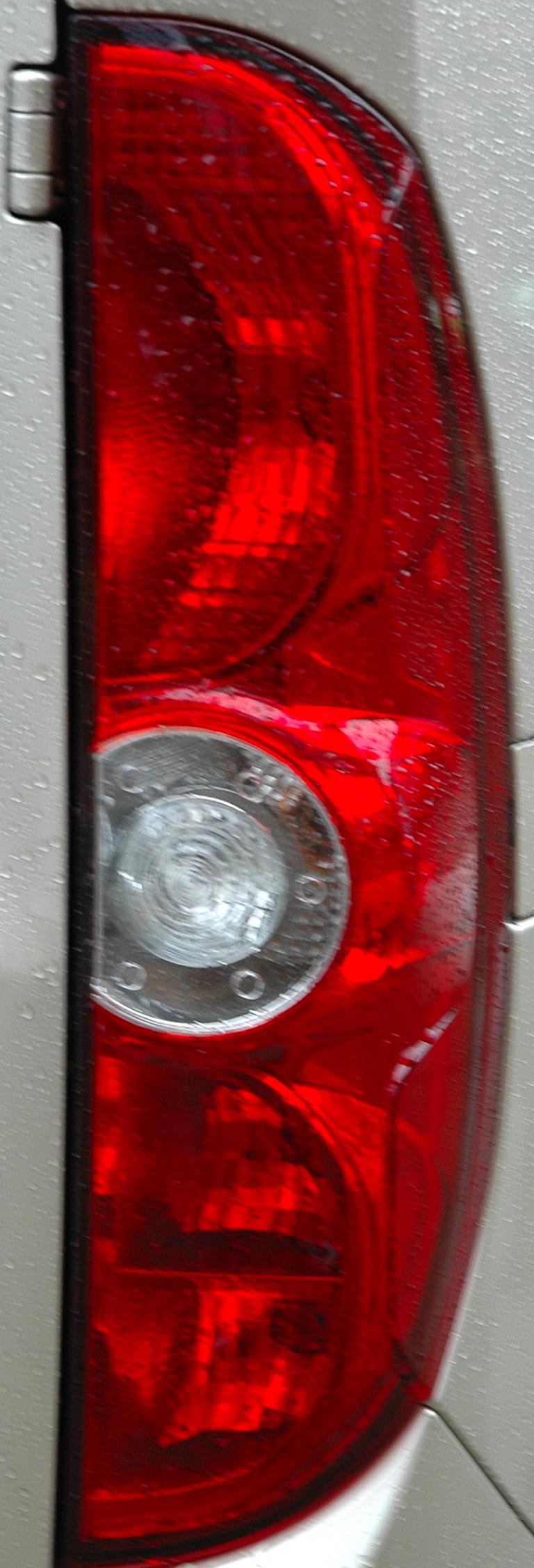 Fiat Doblò: Hintere Leuchteinheit. 