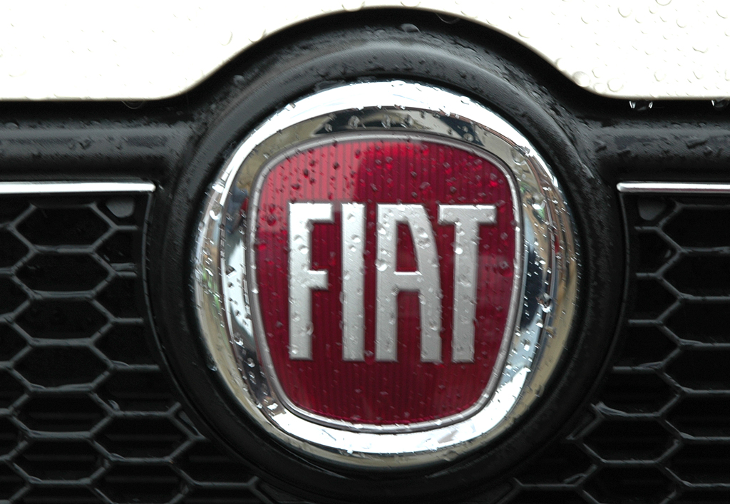 Fiat Doblò: Kühlergrill mit Logo. 