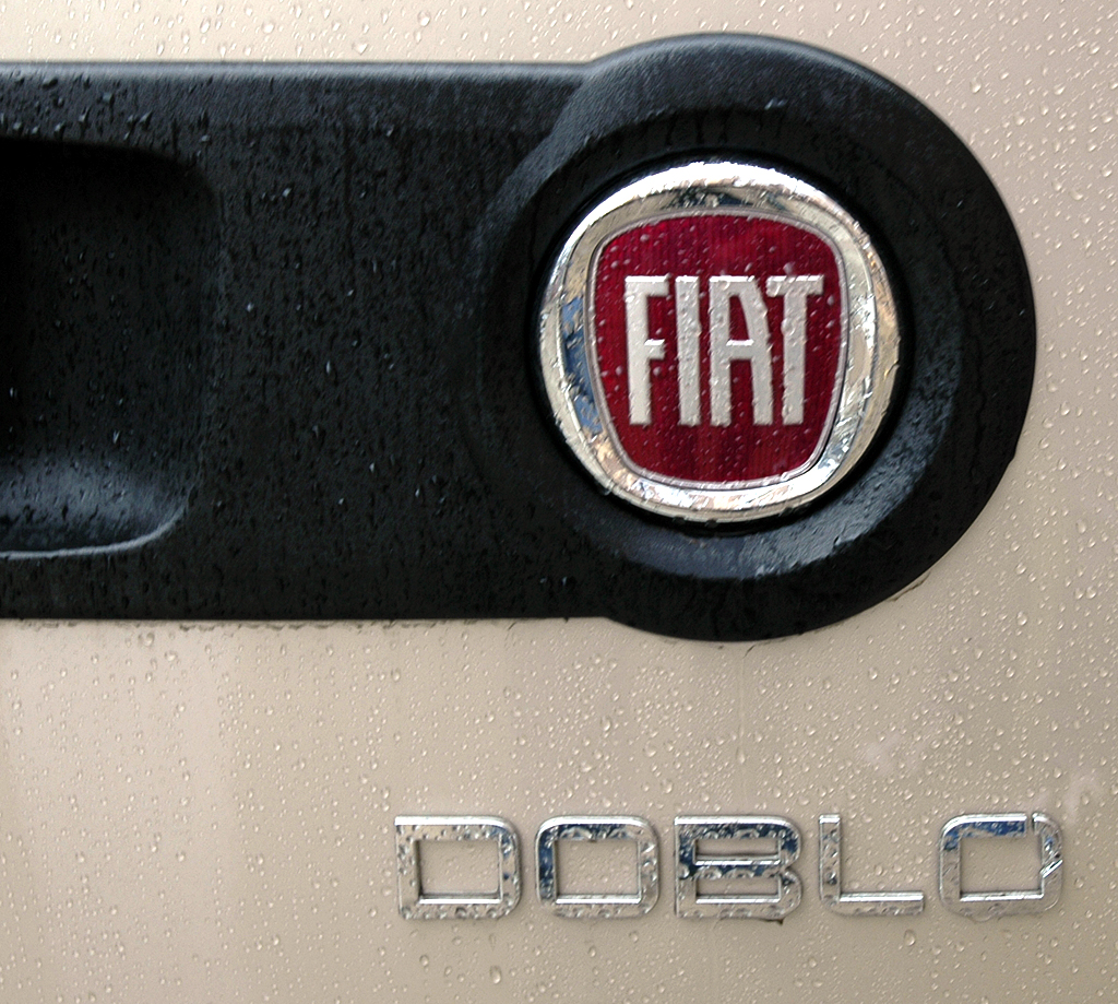 Fiat Doblò: Logo mit Schriftzug am Heck. 