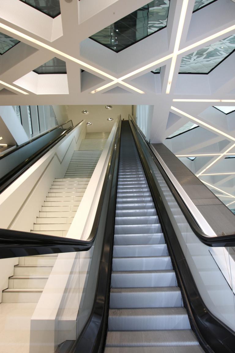 Futuristisches Inneres: Rolltreppen verbinden die einzelnen Etagen. 