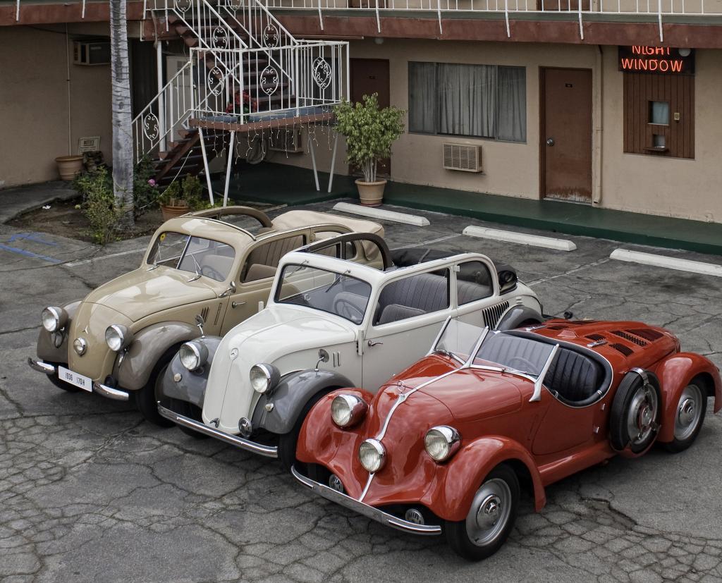 Heckmotor bei Mercedes-Benz: Mercedes-Benz 170 H, Baureihe W 28, 1936 bis 1939, Mercedes-Benz 130, Baureihe W 23, 1934 bis 1936 und Mercedes-Benz 150 Sport-Roadster, Baureihe W 30, 1934 bis 1936 (von links nach rechts).