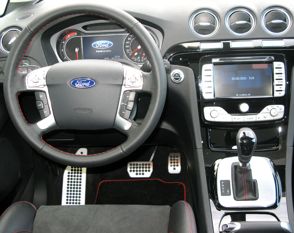 Im Cockpit geht es funktionell-sportlich zu, auch die Sportsitze gehören dazu. 