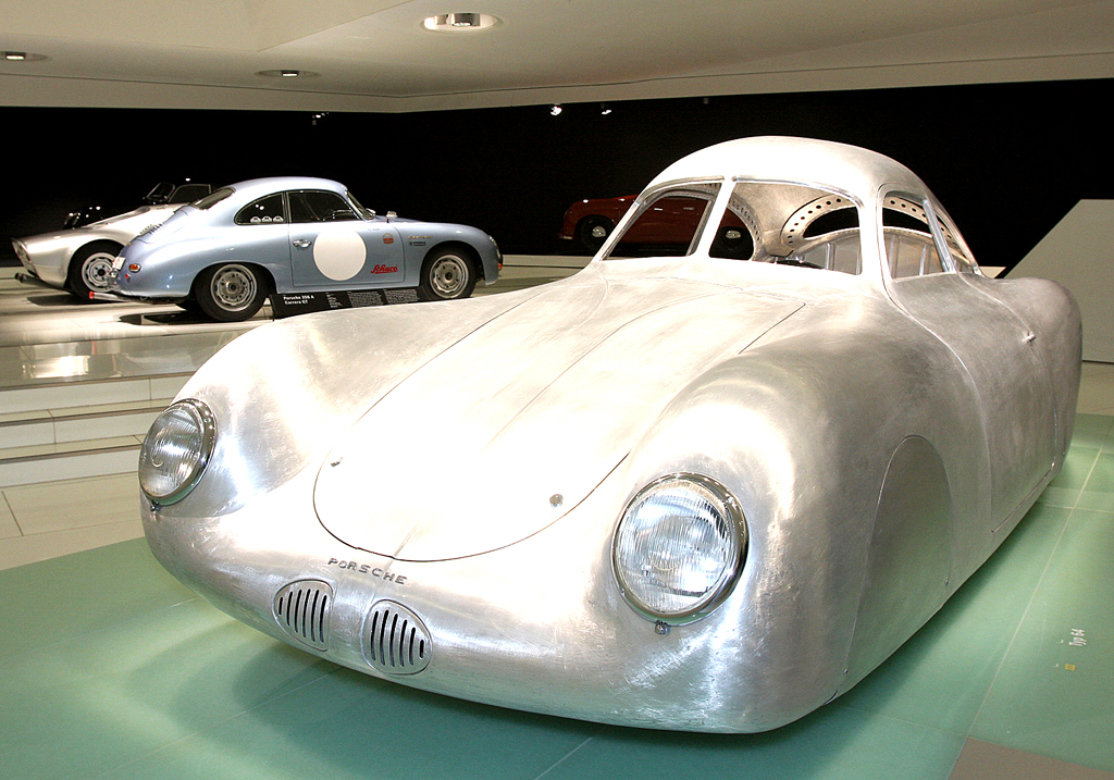 Im Freuden-Haus: Im Porsche-Museum ist sogar eine gläserne Werkstatt untergebracht