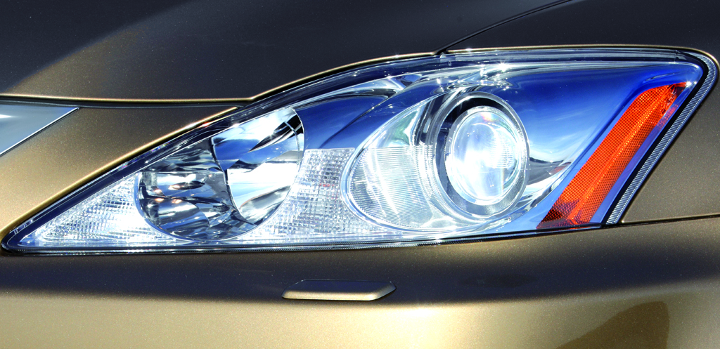 Lexus IS: Blick auf vordere Leuchteinheit. 