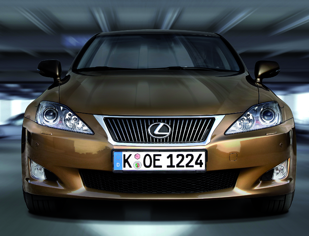 Lexus IS: Frontansicht. 