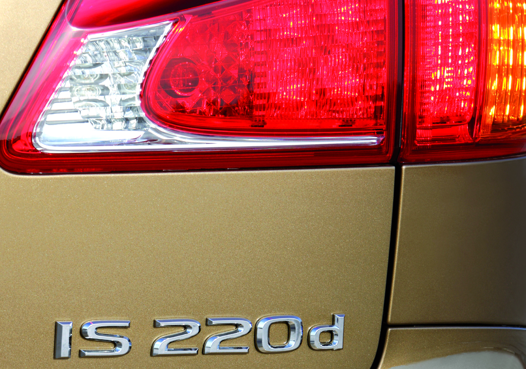 Lexus IS: Hintere Leuchteinheit mit Schriftzug. 