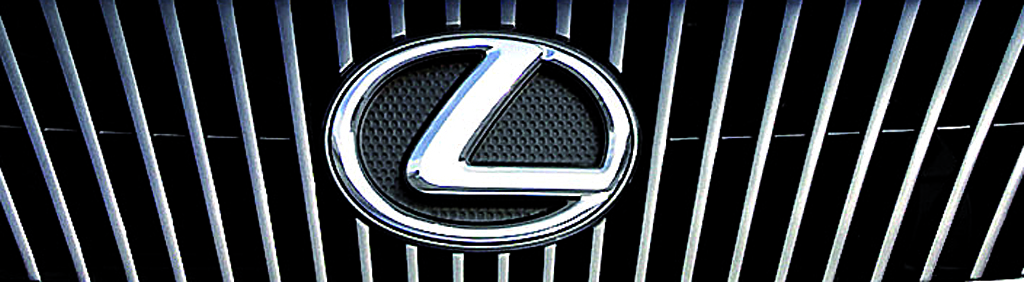 Lexus IS: Lexus-Logo im Kühlergrill.