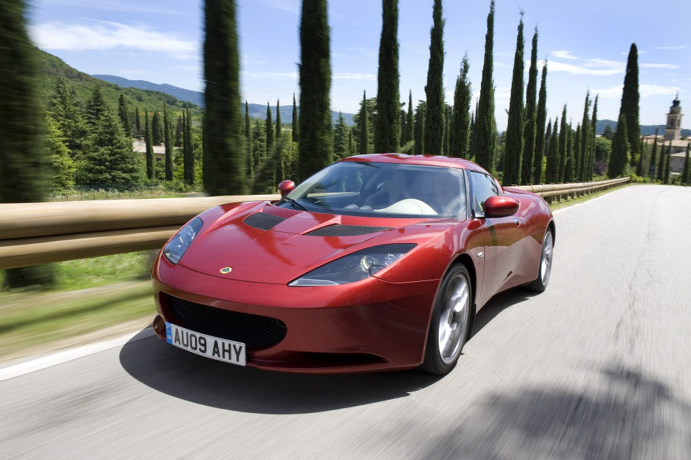 Lotus mit Elektroauto im Opel Ampera-Stil 