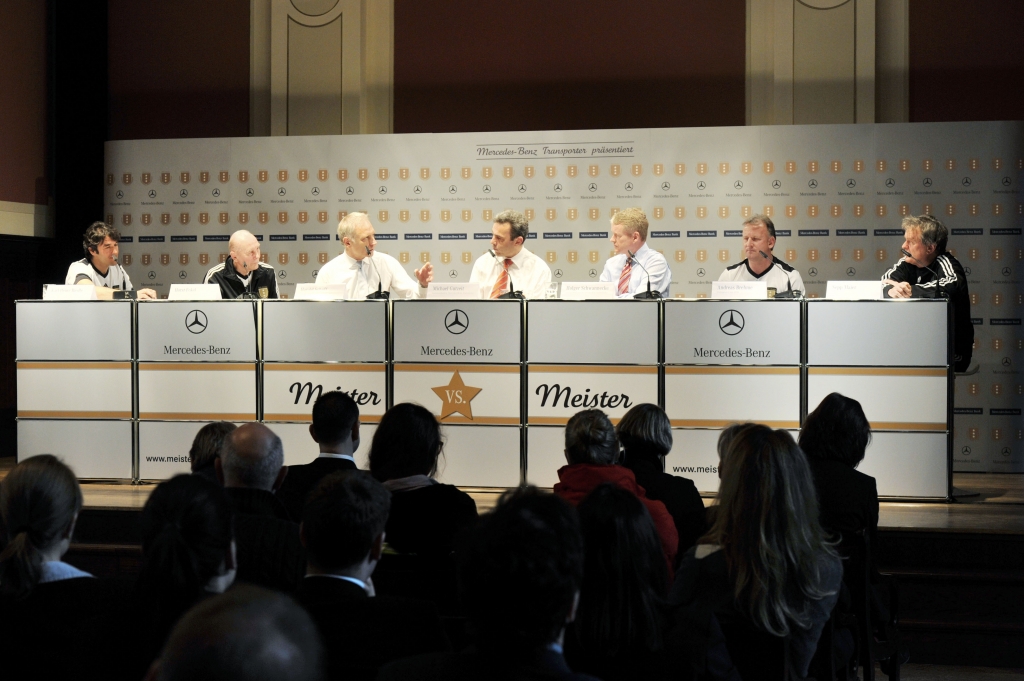 Mercedes-Benz Transporter ruft zum Fußballwettbewerb auf  