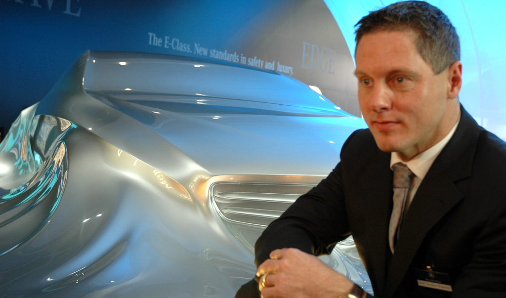 Mercedes-Design: Chefdesigner Wagener vor Mercedes-Skulptur am Stand der Schwaben zuletzt bei der Autoschau in Detroit. 