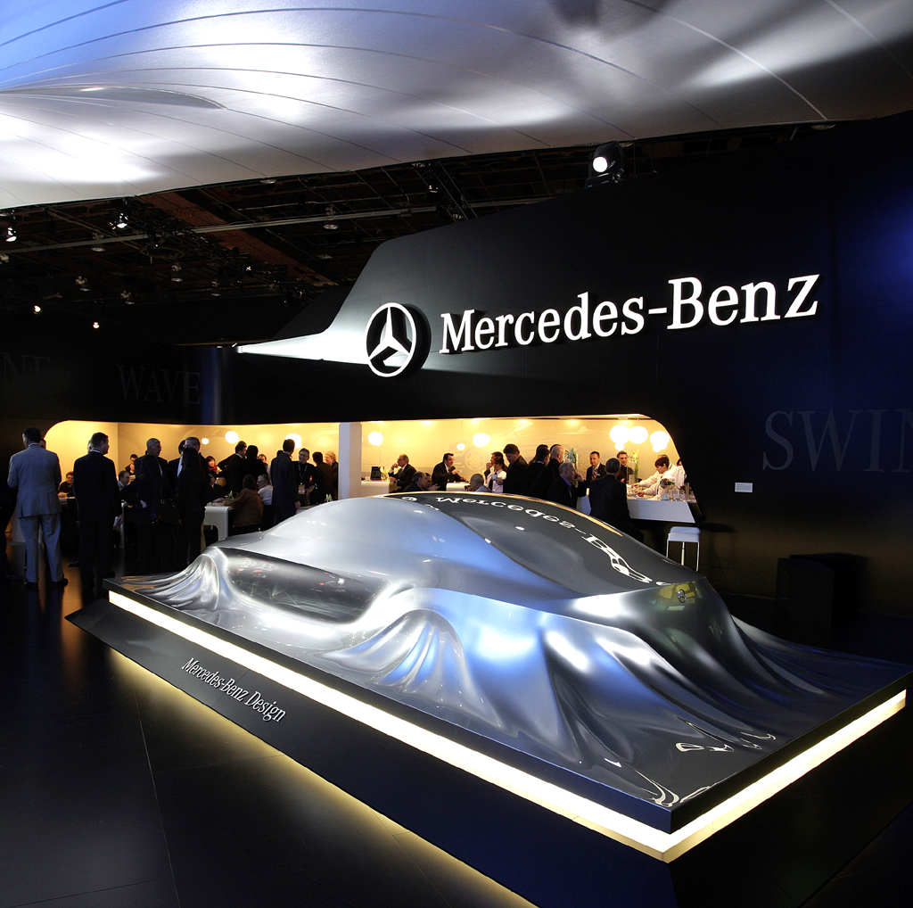 Mercedes-Design: Mercedes-Stand mit Mercedes-Skulptur in Detroit. 