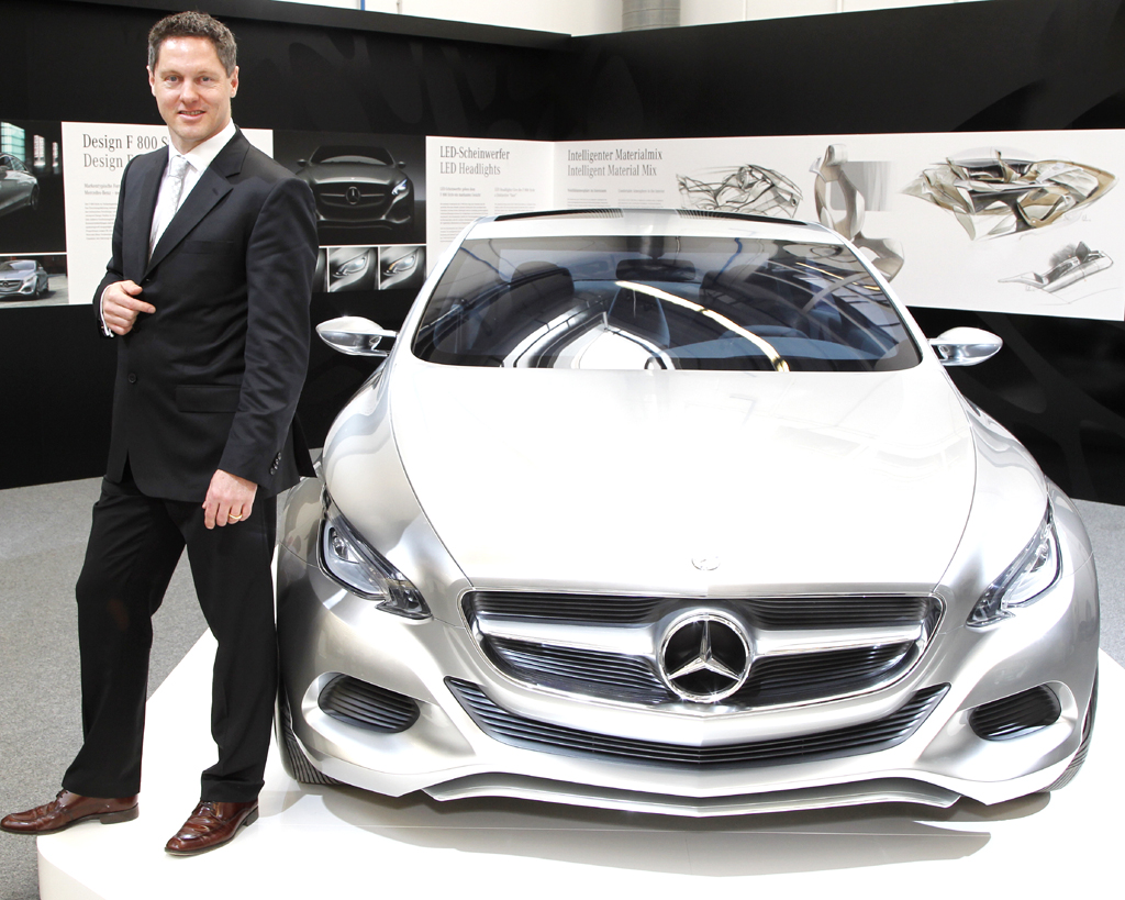 Mercedes-Design: Professor Gorden Wagener nach der Enthüllung des neuen Forschungsfahrzeugs F800 Style. 