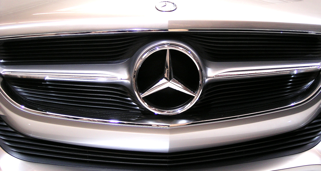 Mercedes F800 Style: Kühlergrill mit Markenstern. 