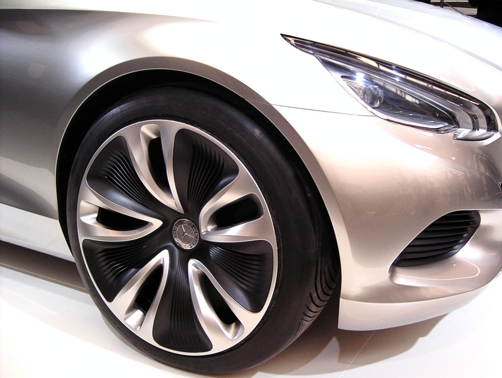 Mercedes F800 Style: Vordere Rad- und Leuchteinheit. 