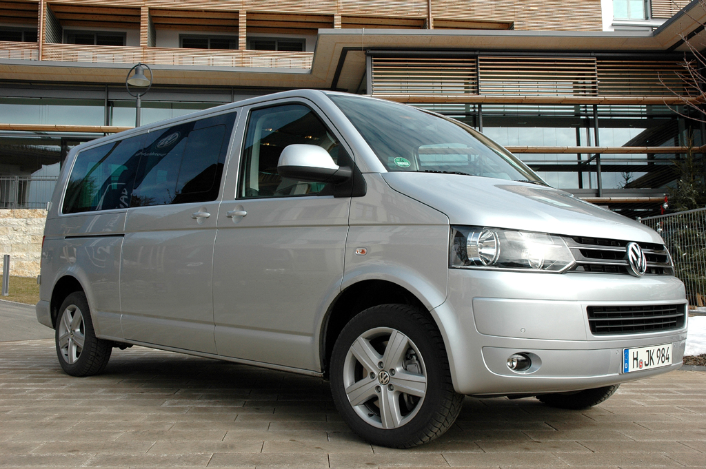 Mit 4Motion-Allrad: Caravelle-Front-/Seitenansicht. 
