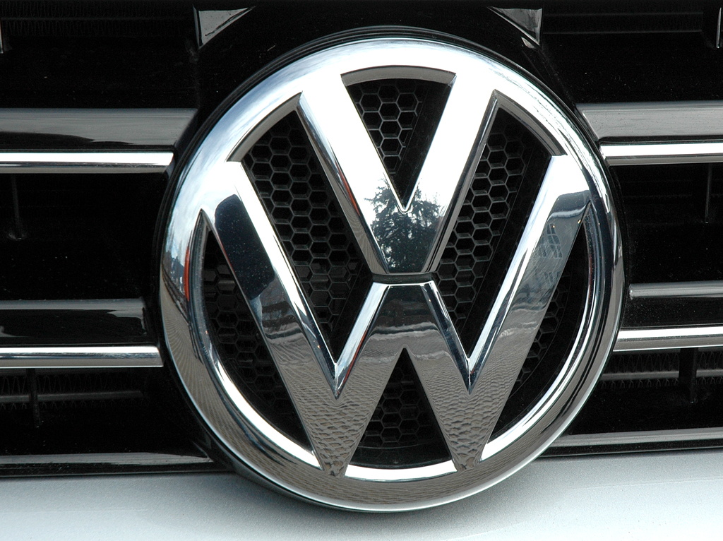 Mit 4Motion-Allrad: Caravelle-Kühlergrill mit VW-Emblem. 