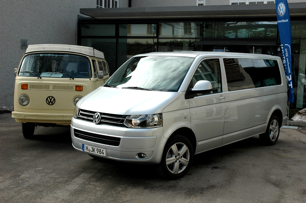 Mit 4Motion-Allrad: Generationen-Treffen mit VW-Oldtimer-Bus. 