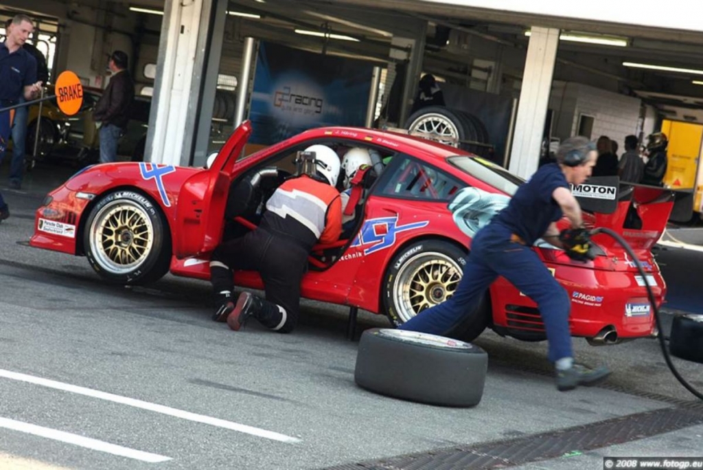 Mit Rennsport-Kompetenz verkaufen Sportwagen-Händler mehr Fahrzeuge