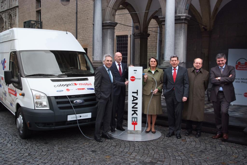 Mit der symbolischen „Betankung“ eines Ford Transit BEV wurde heute „ColognE-mobil“ offiziell gestartet.