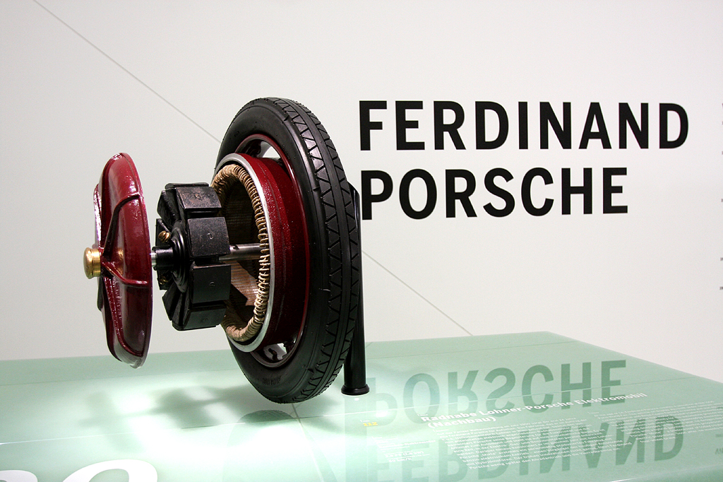 Mit ihm fing alles an: Ferdinand Porsche und eine seiner Entwicklungen. 