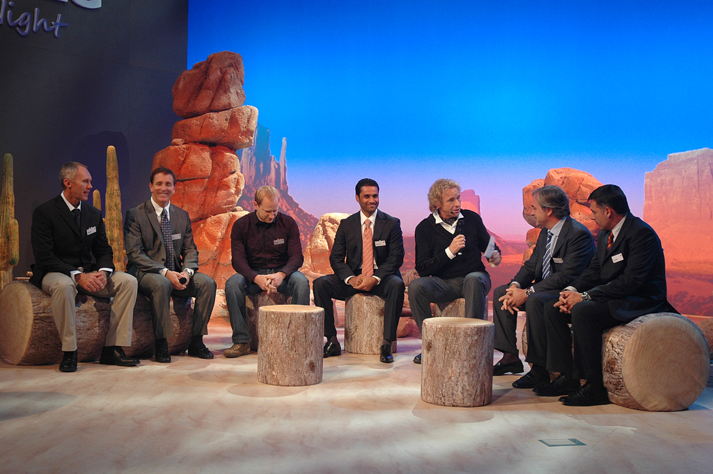 Moderator Gottschalk mit den drei erstplatzierten VW-Teams der Rallye Dakar 2010 ... 